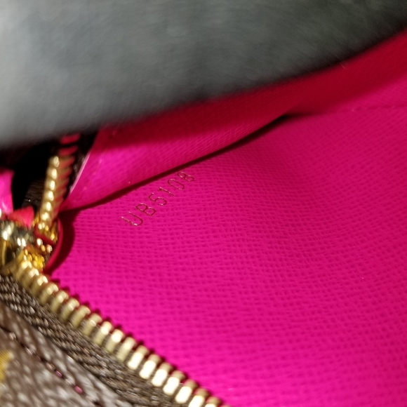 LOUIS VUITTON Beautiful Lemited Edition Shoulder/Crossbody LV Purse - Picture 15 of 16